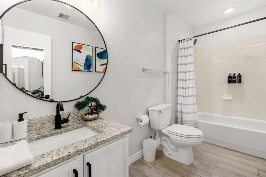 Golden Chest - Modern - Utsa - Fast Wifi Holiday home San Antonio